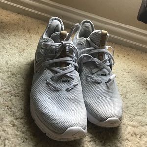 Size 9 Women’s Nike’s!!